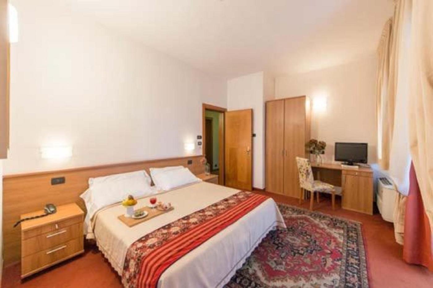 Hotel Lux Alessandria Kültér fotó