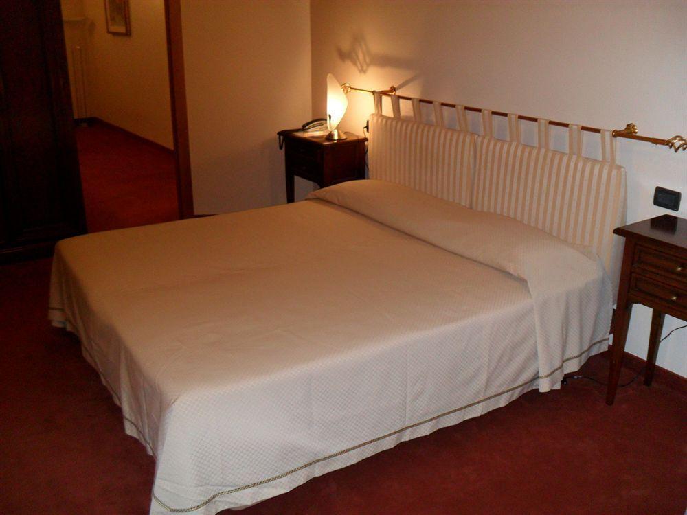 Hotel Lux Alessandria Kültér fotó