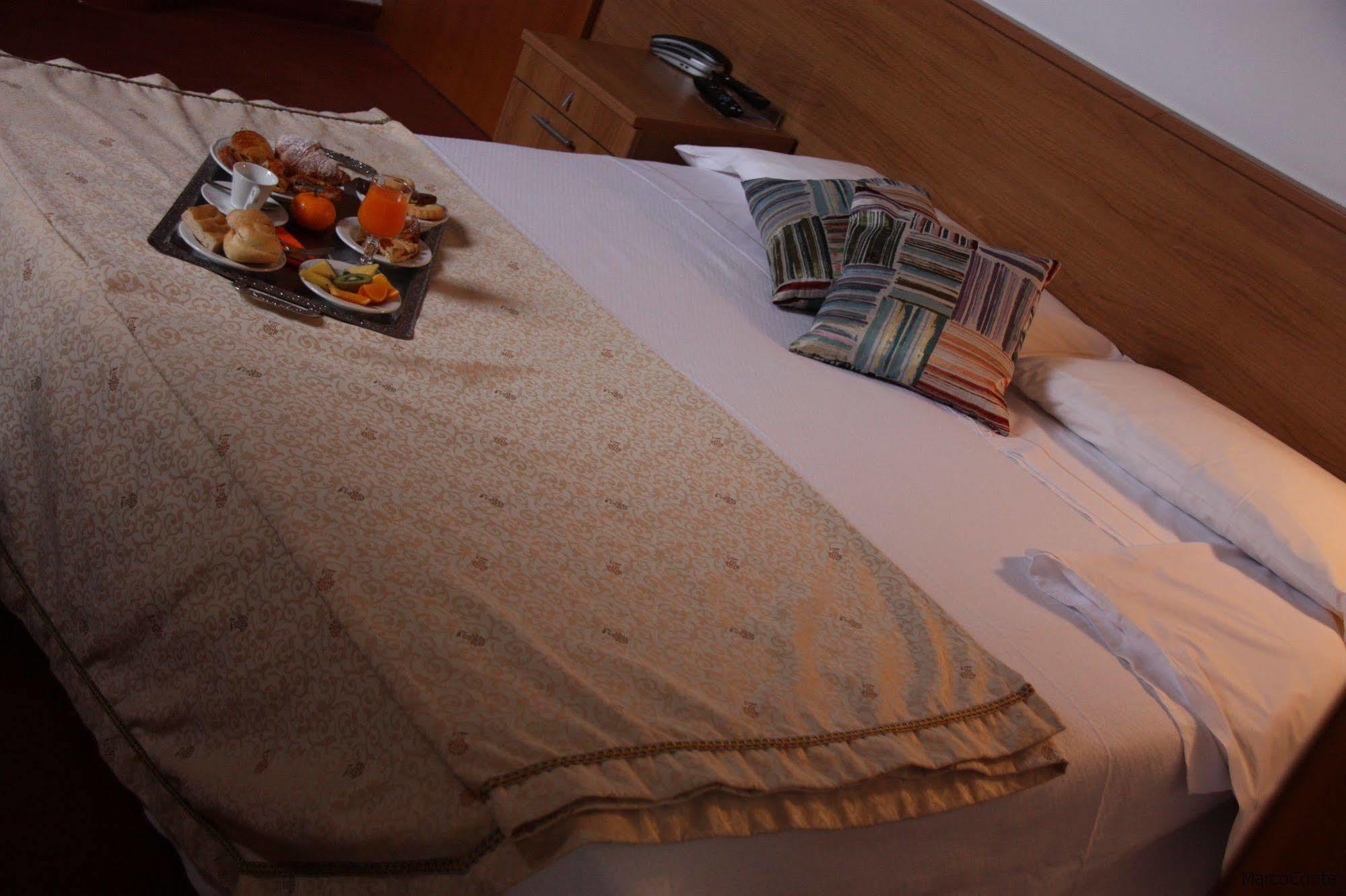 Hotel Lux Alessandria Kültér fotó