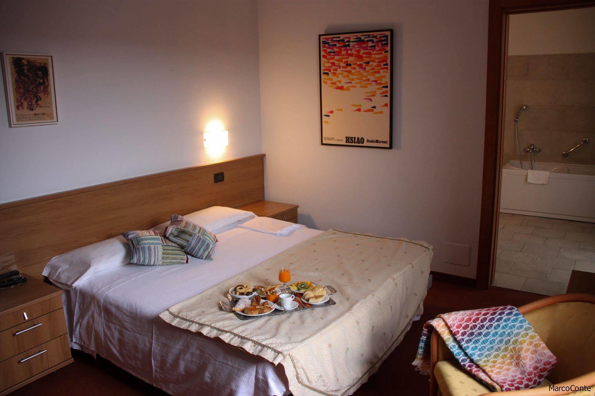 Hotel Lux Alessandria Kültér fotó