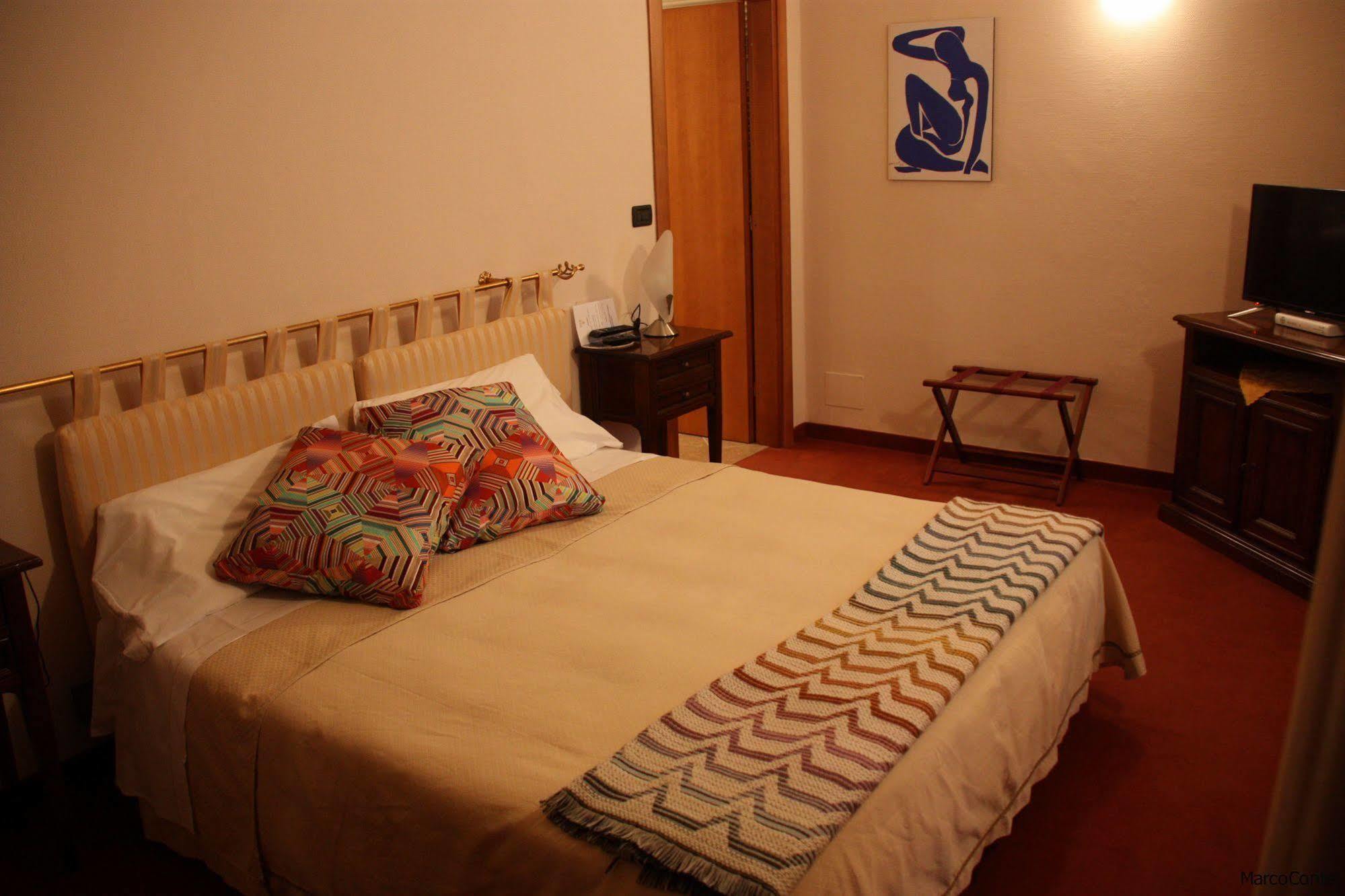 Hotel Lux Alessandria Kültér fotó
