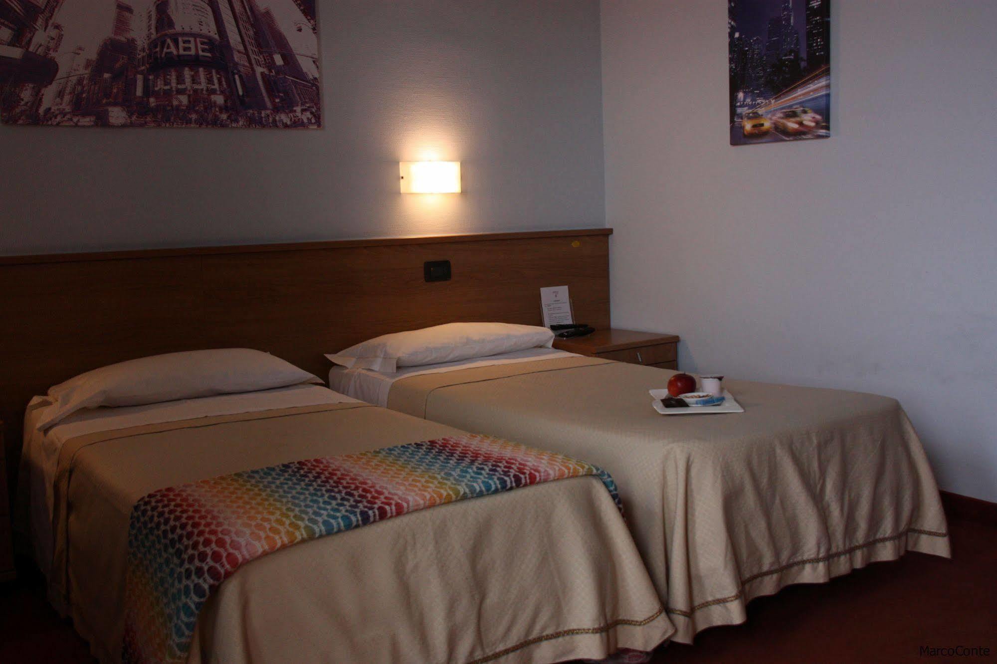 Hotel Lux Alessandria Kültér fotó